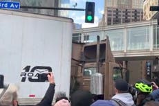 Camión choca contra multitud que celebraba condena contra Chauvin