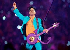 Fans de Prince lo recuerdan en Paisley Park