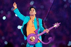 Fans de Prince lo recuerdan en Paisley Park