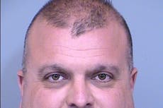 Jefe de grupo neonazi es arrestado por apuntar con arma a automovilistas negros