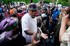 Rinden tributo a hombre negro asesinado por la policía de Carolina del Norte, un día después del veredicto de Chauvin
