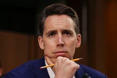 Josh Hawley el único senador que se opone al proyecto de ley contra crímenes de odio asiáticos