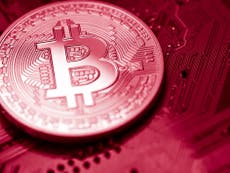 Se desploma precio del Bitcoin cae por debajo de los 50,000 dólares