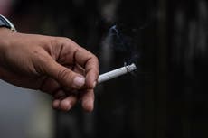 Estudio que decía que fumadores tenían menos riesgo a COVID, se retracta por nexos con industria tabacalera 
