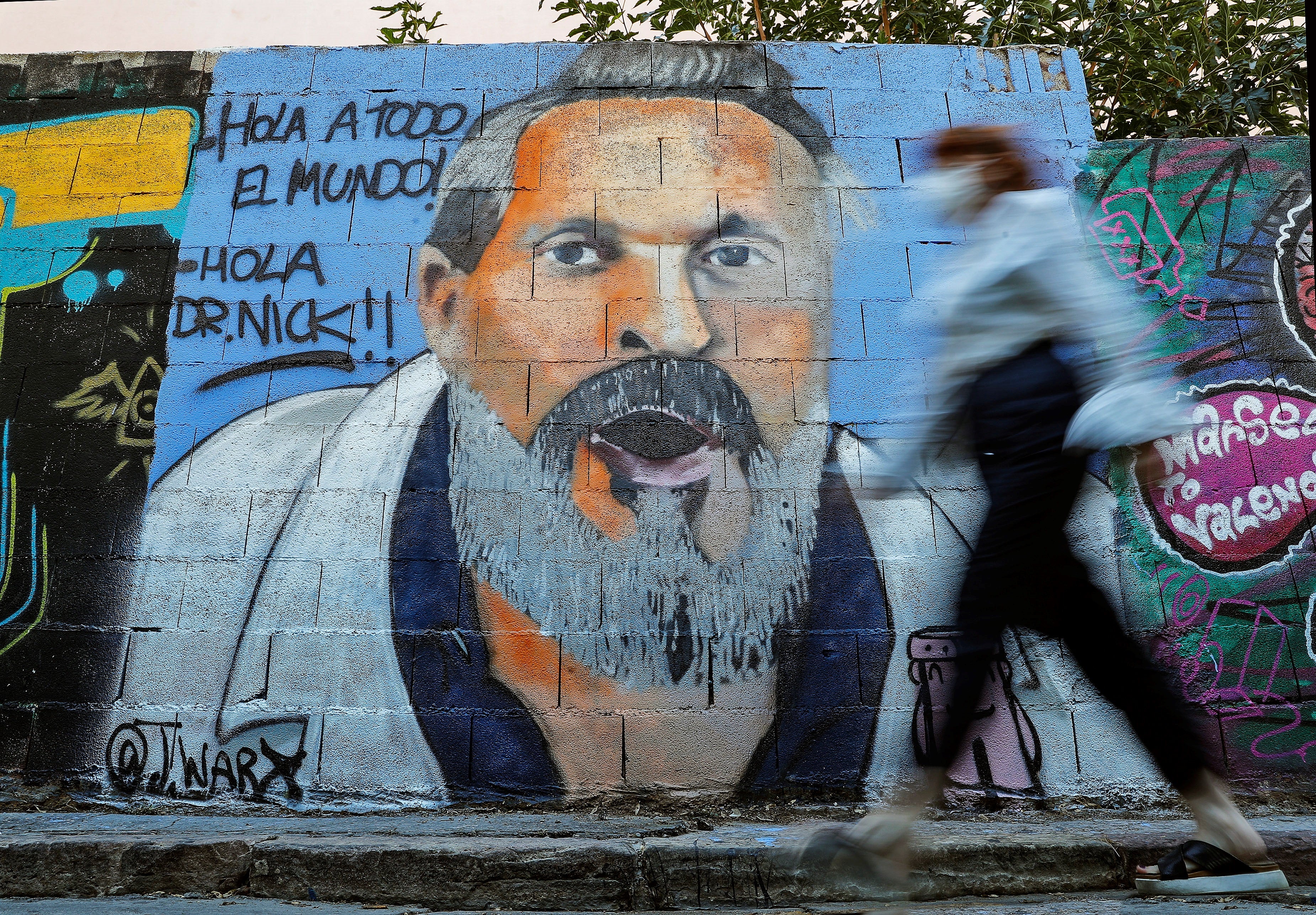 El cantante español es ridiculizado en un grafiti de Valencia con una referencia de “Los Simpson” gracias a su postura “negacionista”
