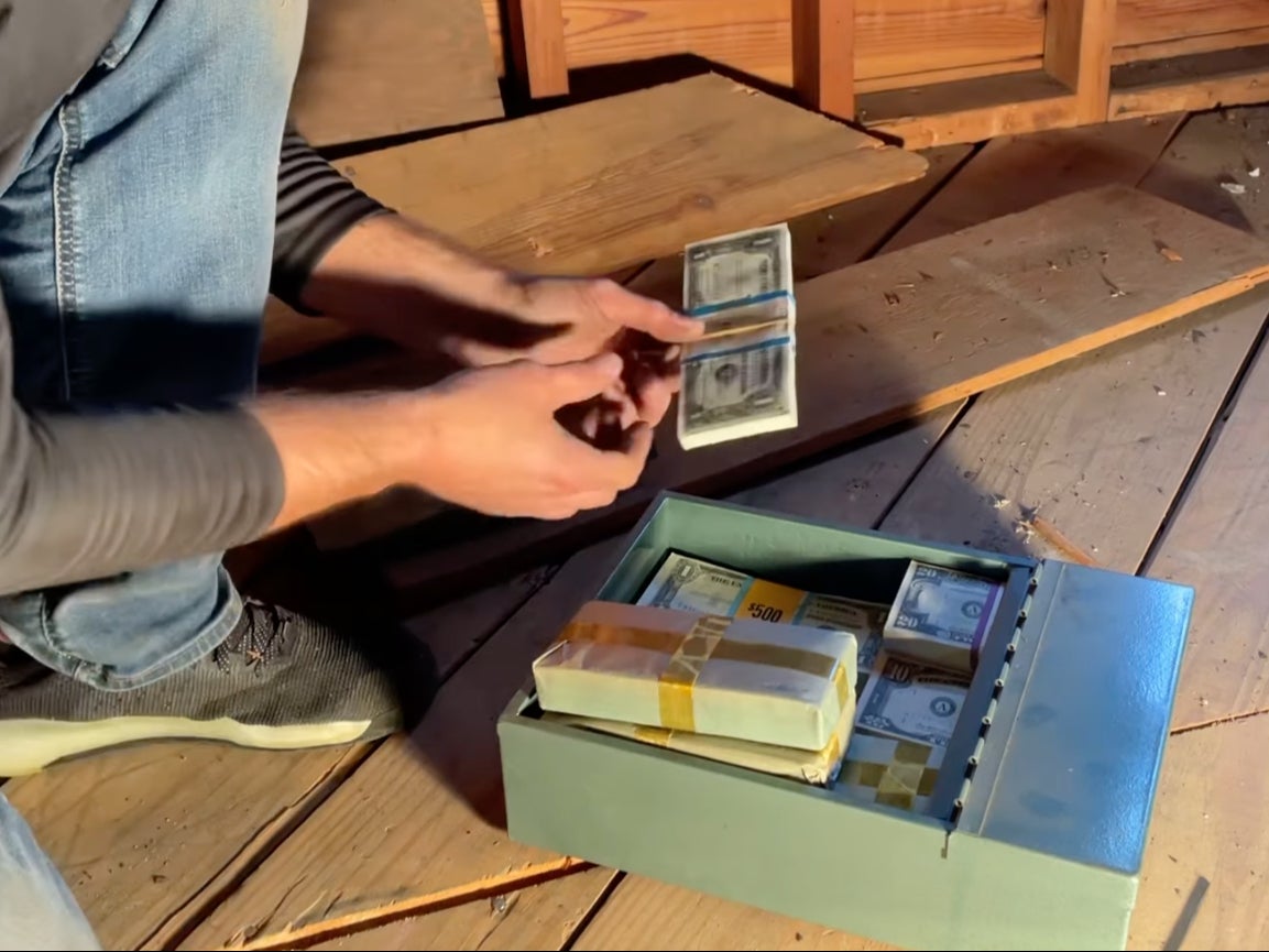 Familia encuentra $46.000 escondidos debajo del piso del ático con la ayuda de un cazador de tesoros contratado