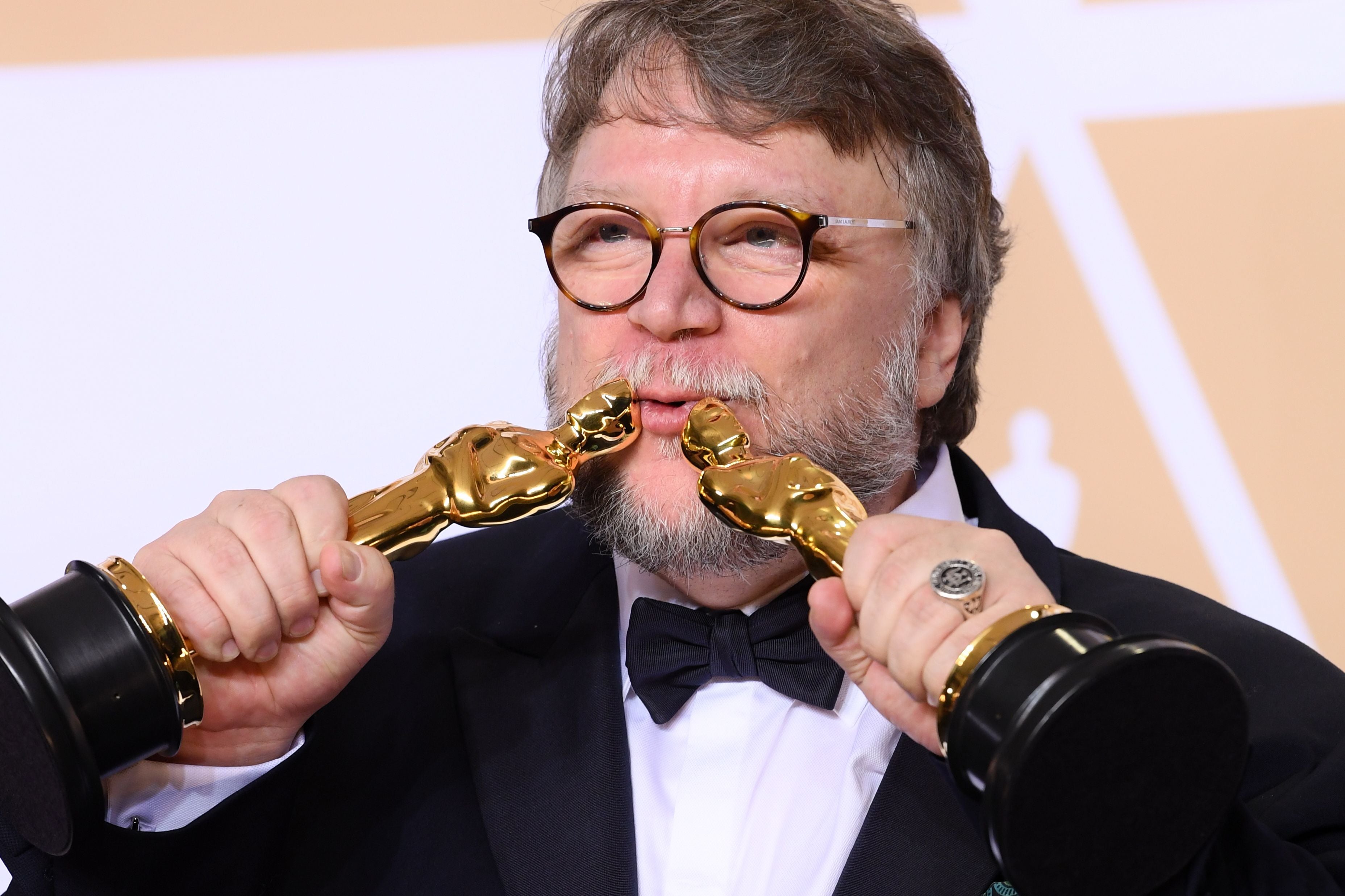 El director Guillermo del Toro besa sus dos estatuillas doradas ganadas en el 2018 por "The Shape Of Water”