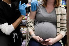 CDC recomienda que embarazadas reciban vacuna contra COVID-19