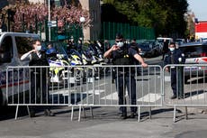 Mujer policía francesa muere apuñalada en afueras de París