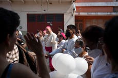 El nuncio papal, Mons Franco Coppola visitó Aguililla una ciudad en México golpeada por cárteles de la droga