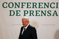 AMLO transforma Mañanera en festival del Día de las Madres