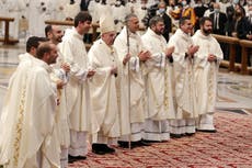 El papa Francisco ordena 9 sacerdotes, les pide ser humildes