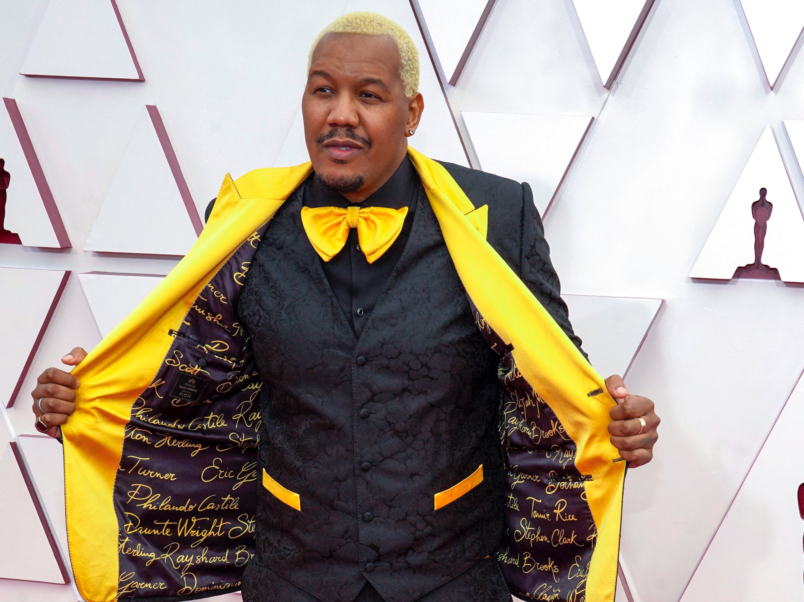 Travon Free viste un traje con los nombres de las víctimas de la brutalidad policial en alfombra roja de los Oscar