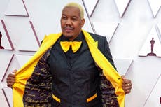 Travon Free viste un traje con los nombres de las víctimas de la brutalidad policial en alfombra roja de los Oscar