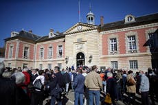 Rinden homenaje a mujer policía asesinada en Francia