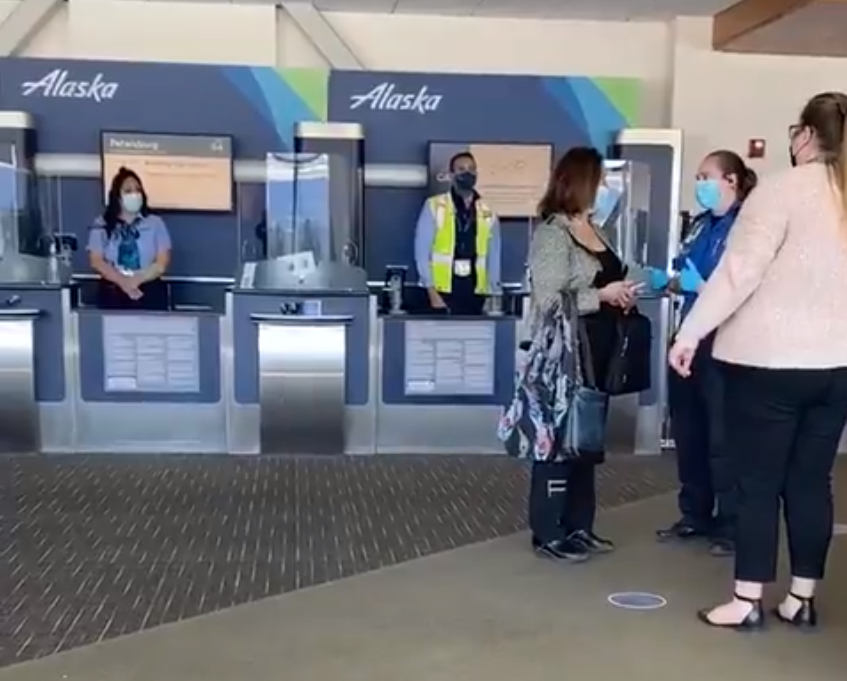 Filtran video la senadora Lora Reinbold siendo expulsada de Alaska Airlines por política de máscaras