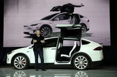 Tesla afirma que el conductor estaba al volante de un inexplicable accidente de “piloto automático”, pero la policía lo discute “100%”
