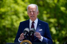 Biden eleva el salario mínimo de contratistas del gobierno