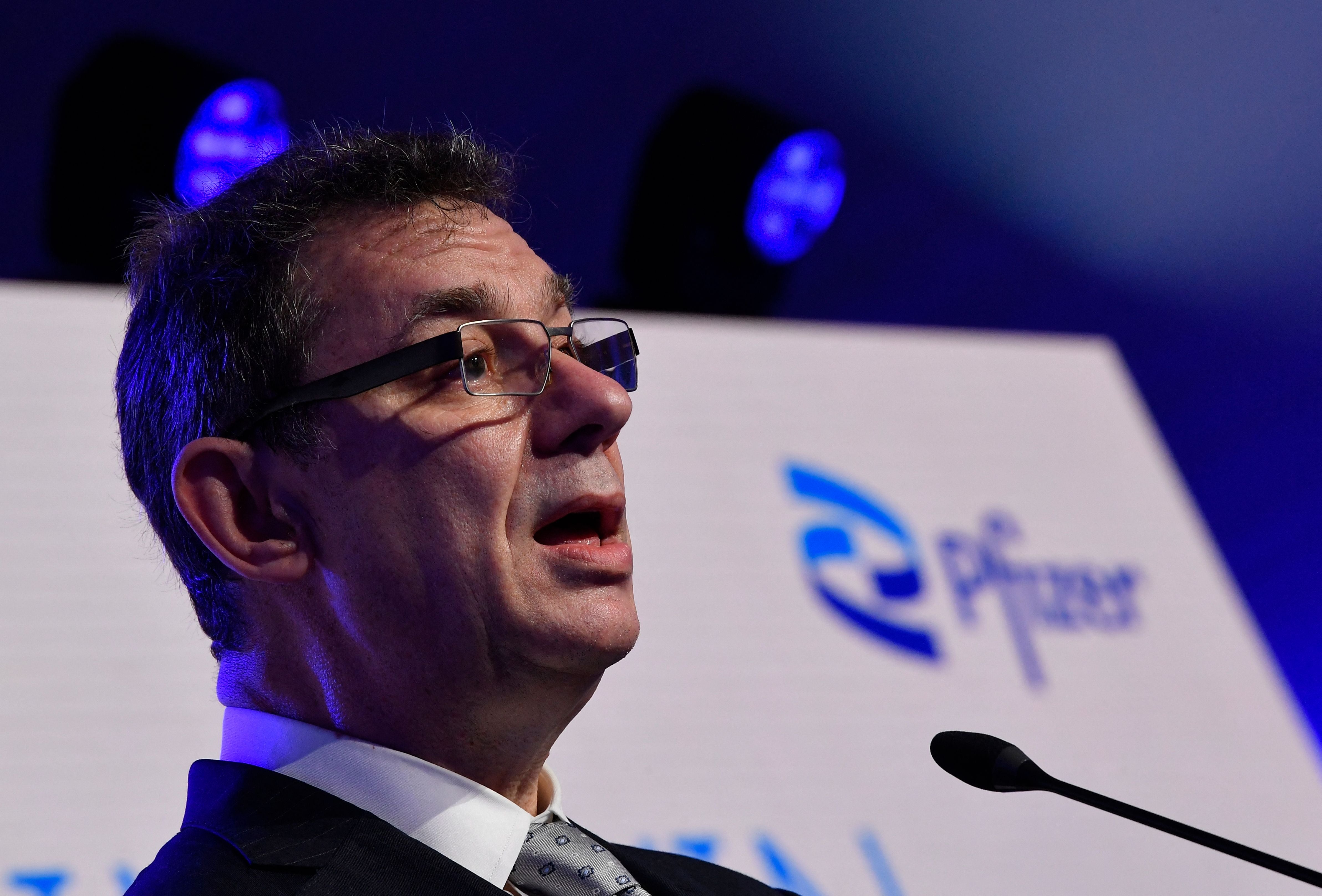 CEO de Pfizer prevé una cepa COVID resistente a las vacunas, confía en que puedan reaccionar en unos meses