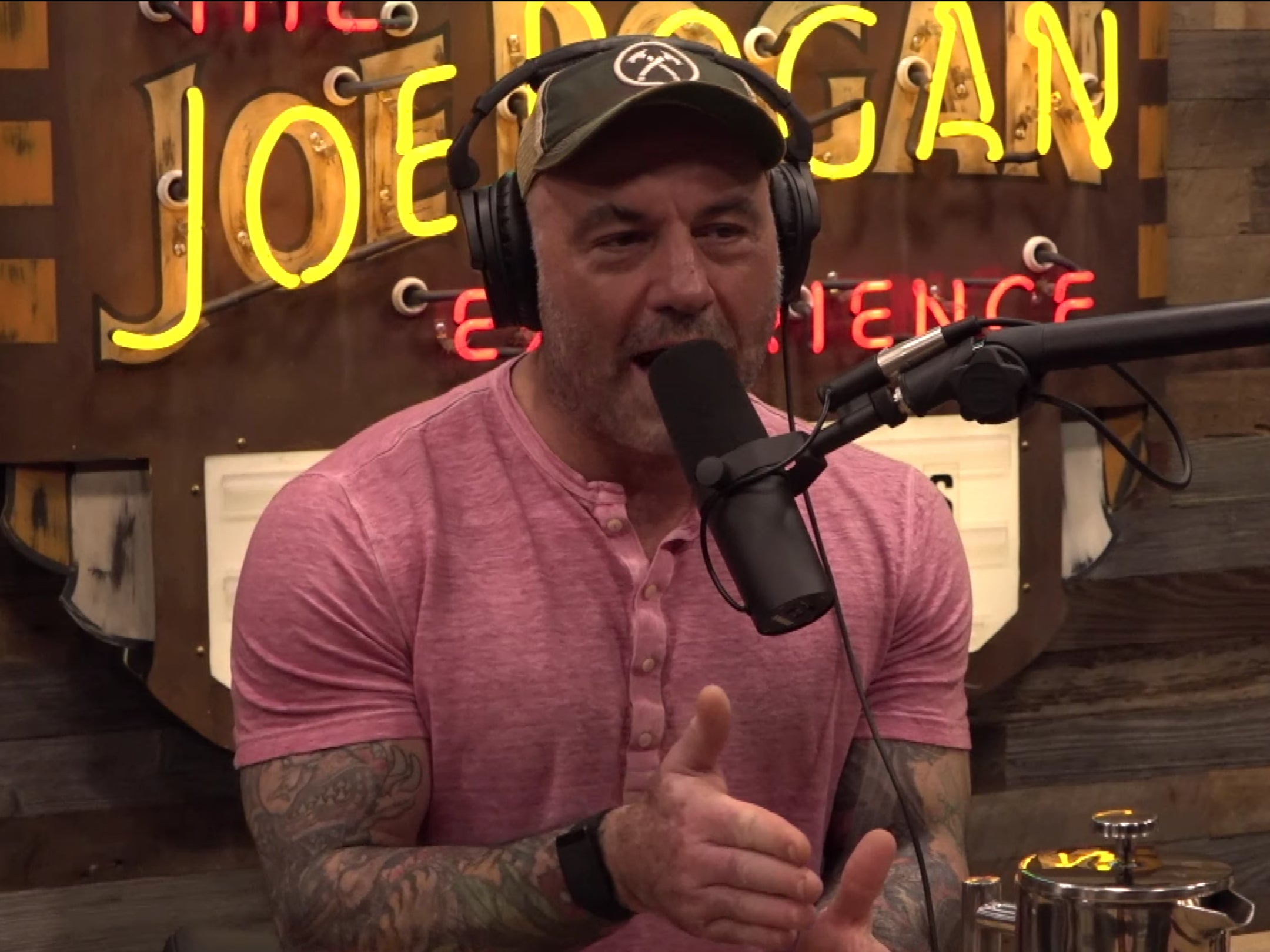 Joe Rogan se retracta por desalentar a los jóvenes de que se inyecten las vacunas contra Covid