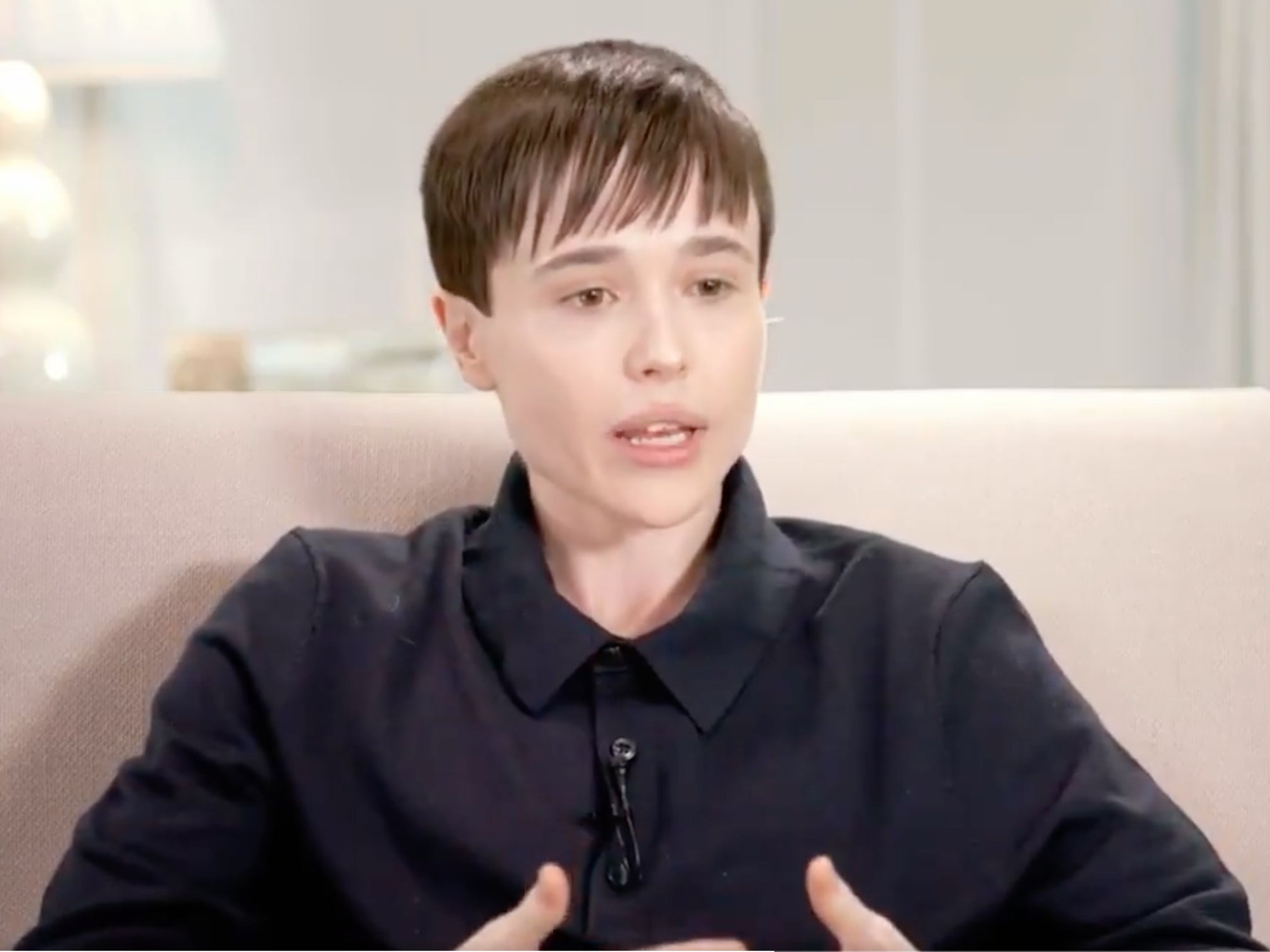 Elliot Page dice que se sentía “increíblemente incómodo” vistiendo trajes de baño de niña cuando era niño
