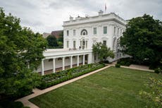 Petición pide a Jill Biden que deshaga los cambios de Melania Trump al jardín de rosas de la Casa Blanca