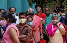 En India los jóvenes de entre 18 y 45 años luchan por inscribrirse en las vacunas Covid-19 a medida que se extiende la convocatoria a adultos tras la segunda ola