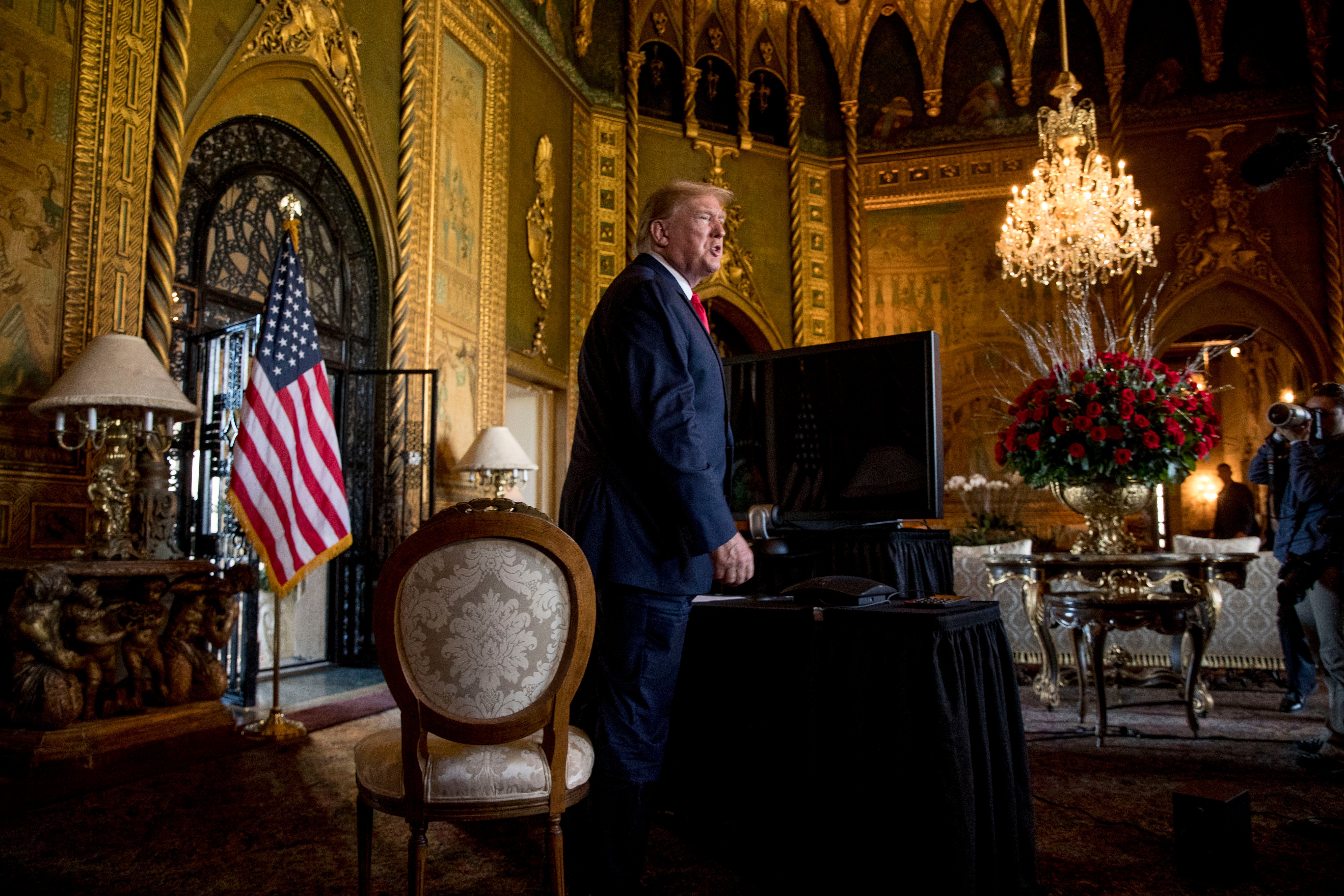Donald Trump ha estado trabajando desde una suite nupcial convertida en Mar-A-Lago, afirman los informes