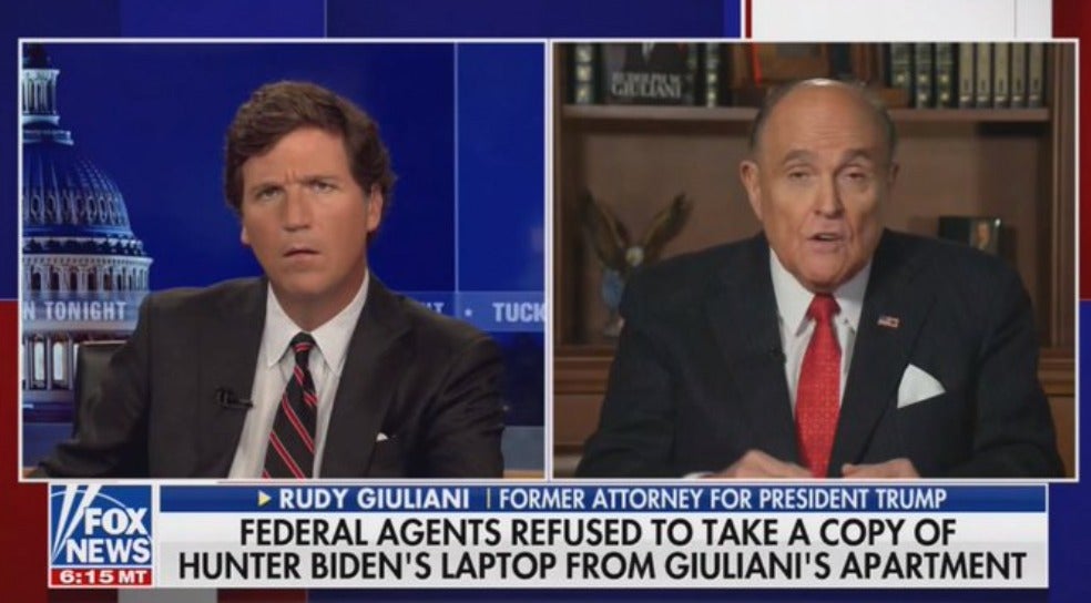 Giuliani dice en entrevista a Tucker Carlson que ofreció a los agentes del FBI la computadora portátil de Hunter Biden durante la redada