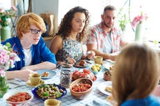 La gente está confundida por concepto de una “cena de disculpas” tras hilo viral de Reddit