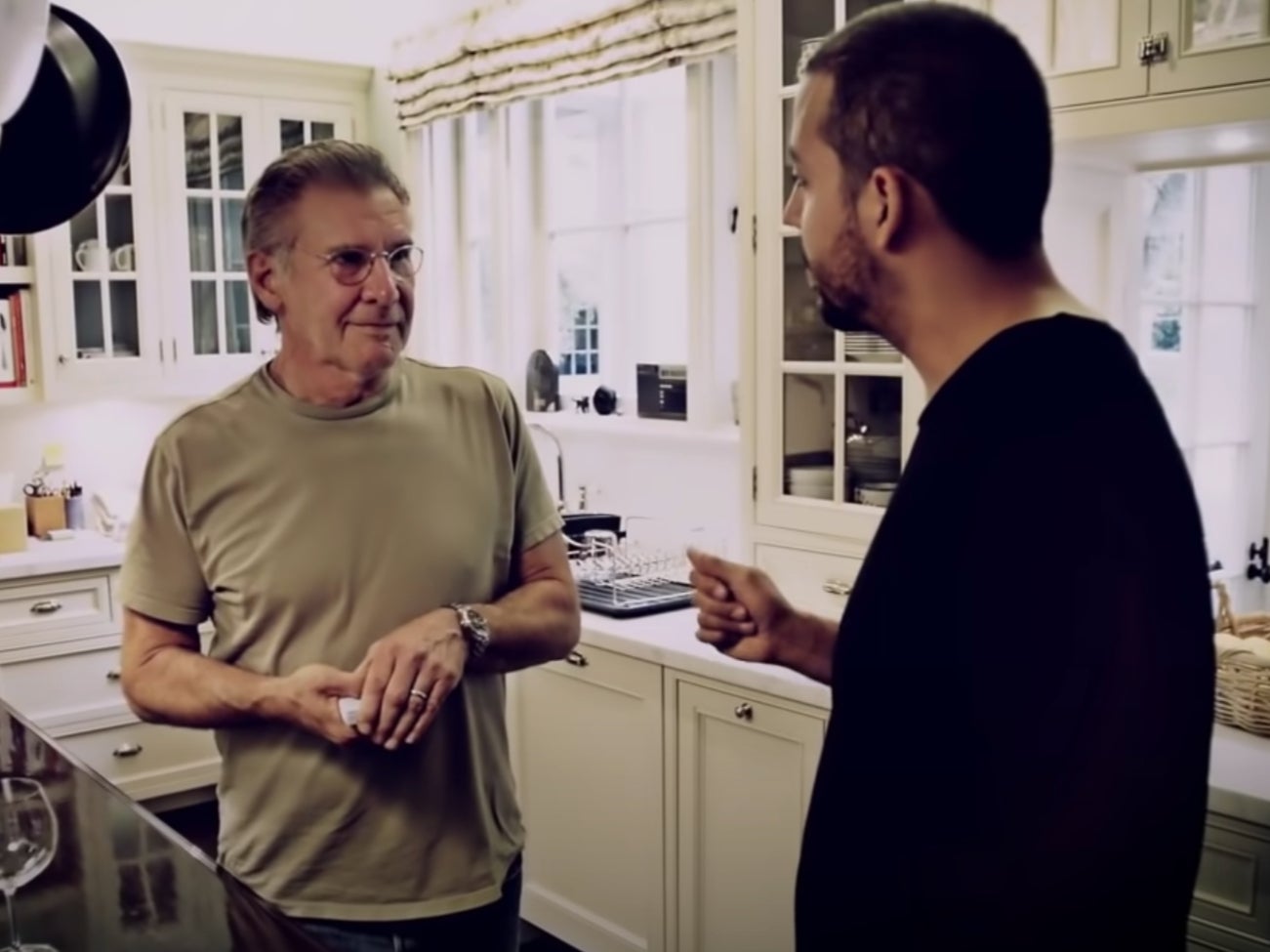 Resurge la hilarante reacción inexpresiva de Harrison Ford al truco de magia de David Blaine