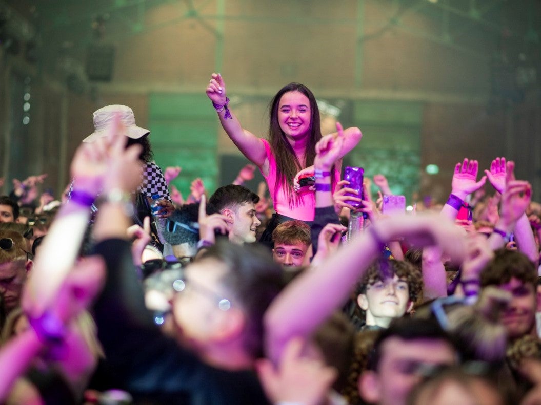 Experimento COVID de la Universidad de Liverpool convoca a jóvenes a salir de fiesta al aire libre nombre de la ciencia