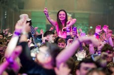 Experimento COVID de la Universidad de Liverpool convoca a jóvenes a salir de fiesta al aire libre nombre de la ciencia
