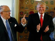Un informe indica que la redada de Rudy Giuliani ha dejado a los aliados de Trump preocupados por los que pueda sucederles