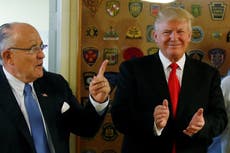 Un informe indica que la redada de Rudy Giuliani ha dejado a los aliados de Trump preocupados por los que pueda sucederles