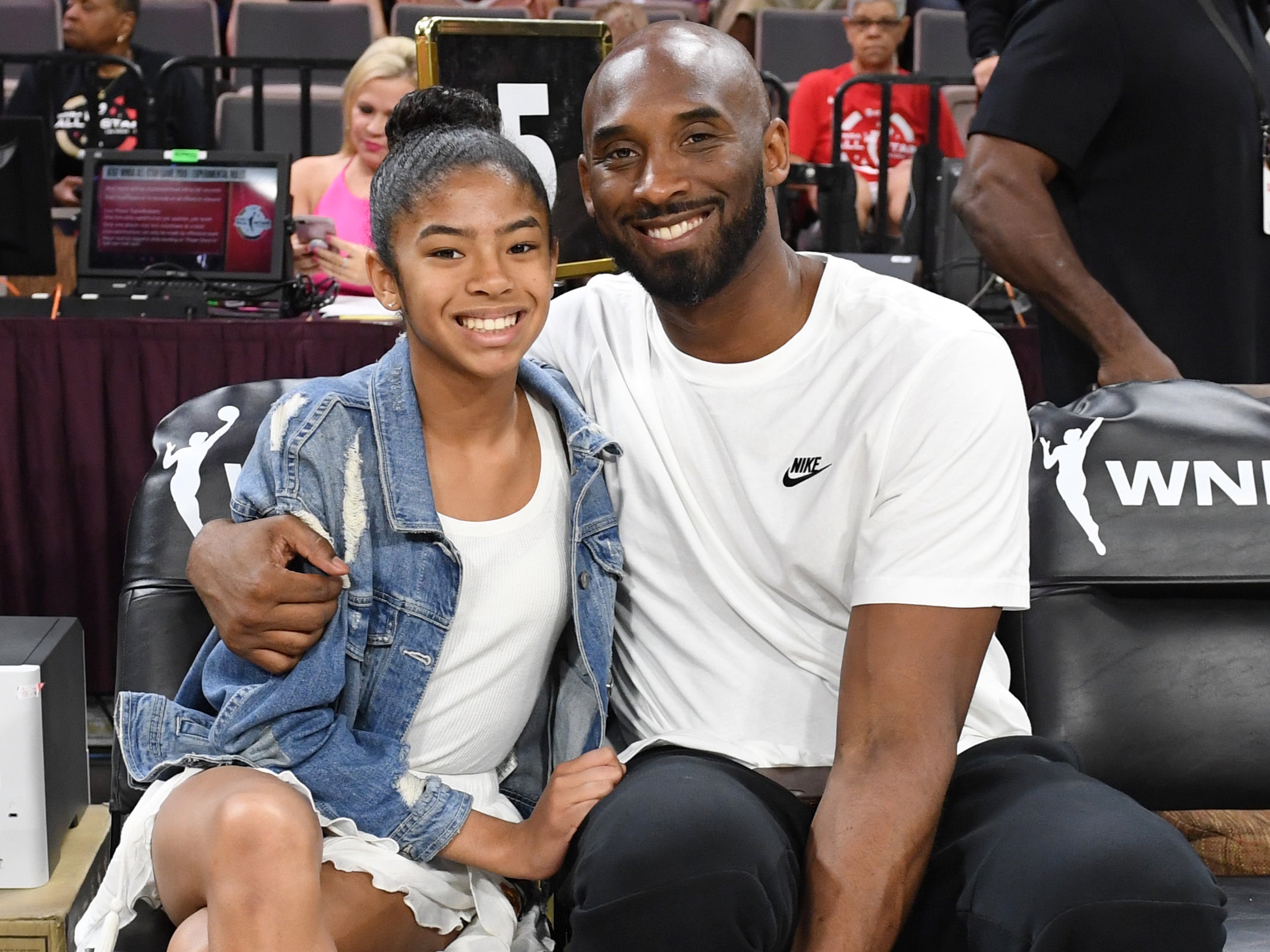 Archivo: Kobe Bryant con su hija Gianna Bryant en el Juego de Estrellas de la WNBA del 2018