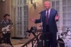 Trump aparece en Mar-a-Lago para quejarse de las elecciones y revelar que se mudará al resort de Nueva Jersey