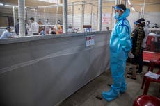 El devastador auge del virus en India llega a la política