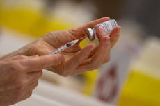 Biden enviará vacunas no utilizadas a los estados donde la demanda sigue superando a los suministros