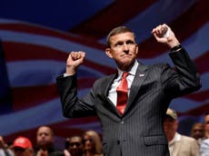 El exasesor de seguridad nacional de Trump, Michael Flynn, parece olvidar el juramento a la bandera