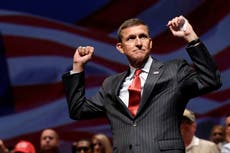 El exasesor de seguridad nacional de Trump, Michael Flynn, parece olvidar el juramento a la bandera