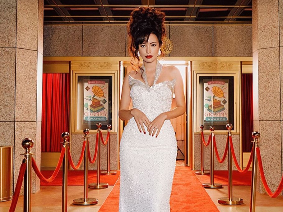 <p>La actriz Christian Serratos durante una escena de <em>Selena: La serie</em> portando una réplica de aquel icónico vestido que lució la Reina del Tex-Mex en la entrega número 36 de los premios Grammy. </p>