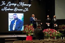 Dolientes se reúnen para el funeral de Andrew Brown Jr.