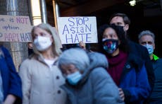 Mujer asiática atacada con un martillo por negarse a quitarse la máscara en la calle de Nueva York