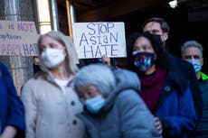 Mujer asiática atacada con un martillo por negarse a quitarse la máscara en la calle de Nueva York