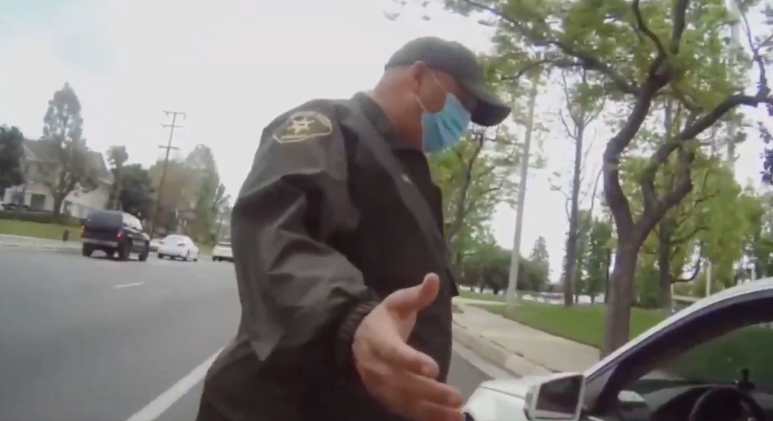 Mujer lanza ataque racista contra policía latino durante una parada de tráfico: “Nunca serás blanco”