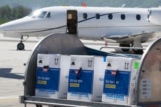 La UE entrega vacunas a Balcanes, compite con China y Rusia