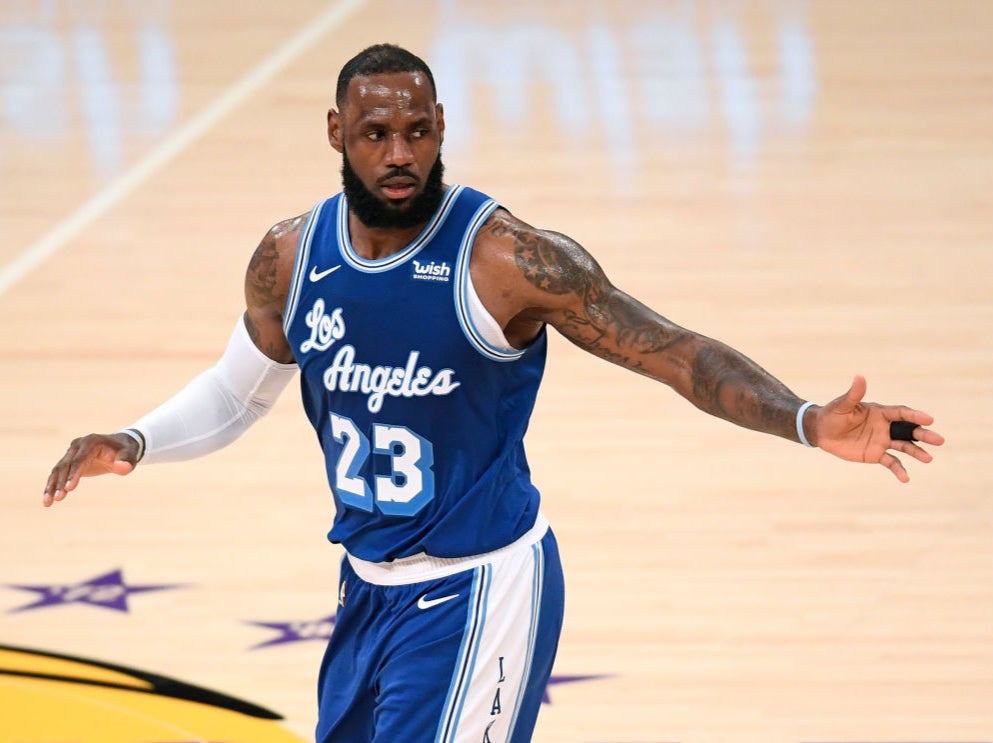 LeBron James dice que alimentó “la conversación equivocada” sobre el tiroteo de Ma’Khia Bryant