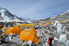 Covid: Asociación de Montañismo pide a escaladores del Everest devolver tanques de oxígeno