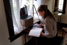 Profesora ayuda a inmigrantes a combatir el COVID-19 en EEUU